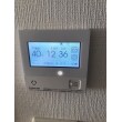 ツナガルde機能対応モデルとは、大阪ガスの給湯暖房機の一つで、台所リモコンをインターネットに接続することが可能な、これからのスタンダードになる給湯器です。このモデルは、遠隔操作・遠隔見守りが可能であり、スマートフォンアプリからお湯はりや床暖房の操作も可能となります