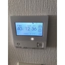 ツナガルde機能対応モデルとは、大阪ガスの給湯暖房機の一つで、台所リモコンをインターネットに接続することが可能な、これからのスタンダードになる給湯器です。このモデルは、遠隔操作・遠隔見守りが可能であり、スマートフォンアプリからお湯はりや床暖房の操作も可能となります