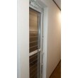 外壁・内壁に合わせ白色を採用頂きました。リクシルのサーモスL・採風勝手口ドアは、高い断熱性能と採風機能を備えたドアです。アルミと樹脂を組み合わせたハイブリッド構造で、室外側には強度・耐久性に優れたアルミを採用し、室内側には断熱性に優れた樹脂を採用しています