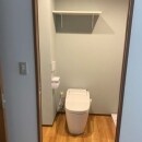 トイレの交換、クロスの張替、棚の設置、床材の張替を致しました。