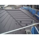 金属屋根（ガルバリウム鋼板）へカバー工法で葺き替えしました。
こちらの商品は遮熱塗装と内部の断熱材により屋根裏の温度上昇を抑え、エアコン代の節約にもなります。また、２０年の赤錆保証が付いていますので、長期間に渡って安心していただけると思います。