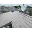 屋根はタスペーサーを挿入し、淡色系の遮熱塗料で塗装しました。