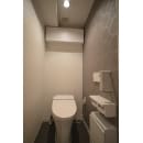 After：トイレはLIXILの世界最小タンクレスのサティスＳを採用。アクセサリー関係は白でまとめ、アクセントの壁紙が際立つようにしました。背面収納は既存を使用しつつ扉にダイノックシートを貼って位置を変えるだけで随分と印象が変わります。