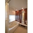 アクセントパネルはTOTOサザナのノーブルレッドでエレガントな浴室に。
ご主人の介護に必要な手摺りを各場所に付けています。