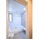 浴室ももちろん大人の空間に。アクセントパネルは人気のアースカラー「クレアライトグレー」を選択。