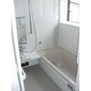 冬場は寒いタイル貼りの浴室をユニットバスに交換しました。 浴槽も広くなり、とても快適な空間に変身しました。 