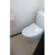 洋式の便座を設置して使用していた和式トイレをシンプルな洋式トイレに。