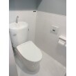トイレは壁紙とホーローパネルの２色使いが爽やかな印象です。汚れがちなトイレの壁面もホーローパネルなので一拭きできれいにできます。