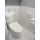 トイレは壁紙とホーローパネルの２色使いが爽やかな印象です。汚れがちなトイレの壁面もホーローパネルなので一拭きできれいにできます。