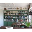 壁面いっぱいの本棚を造作しました。塗装はキッチンと同じグリーンを施しています。