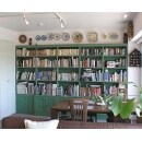 壁面いっぱいの本棚を造作しました。塗装はキッチンと同じグリーンを施しています。