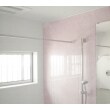 4面のうちの1面に、明るい桜色の壁をセレクトしております。既存の寒くて狭かった浴室のイメージからガラリと一新し、見た目も冬場も温かい浴室が実現いたしました。