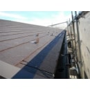 日本瓦を降ろし、コロニアルの屋根を施工。耐震工事の一環として屋根軽量化を実現いたしました。