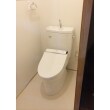 既存のトイレから、節水タイプのトイレへ交換いたしました。壁のクロスや床のクッションフロアーも同時に張替えております。以前よりもお掃除がしやすくなったと喜んでいただきました。白が基調の空間で清潔感あふれる印象です。