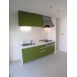 明るくシンプルな色使いのリビングに、可愛らしい緑のキッチンを設置し奥様こだわりの空間を実現いたしました。