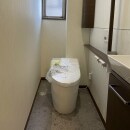 トイレはタンクレスでスペースを広々と。
普段のお手入れも簡単です。
収納を設けることで掃除用具なども収まり、よりすっきりとしました。