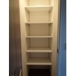 収納スペースに棚柱と棚板で収納棚を造作しました。
本を置かれるとの事で、棚も多めに設定しています。
棚柱で作ることで任意の高さに入れ替えることが可能となります。