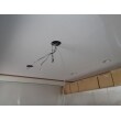 施工中の写真です。天井裏を空けて部屋の真ん中にLEDシーリングライトを付けられるようにしました。
