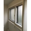 窓は既存サッシはそのまま利用ですが、2重サッシを設置しました。
カラーは壁と統一感を出すために白にしています。
断熱効果だけでなく見た目も一新されてよいですね。