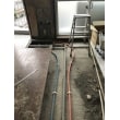 床下で新規水道管を配管します。使用するのは耐久性の高い架橋ポリエチレン管です。赤い管が給湯、青い管は給水です。同時にガス管も更新します。