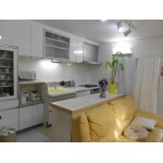 昭和の古いイメージのキッチンを白で統一広さが出ました。