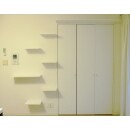 お部屋の壁紙や建具の色合いに合わせて、壁面に白い棚を複数取付しました。