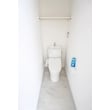 普及品の節水型トイレとタイル調のクッションフロアですっきりとしたトイレ空間になりました。
