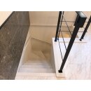 既存の階段の上に塩ビタイルやノンスリップを取りつけて階段が一新しました。