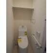 2階のトイレです。
手摺と棚板収納を取り付けました。
