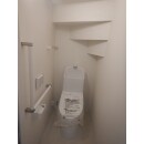 1階のトイレになります。
階段下の空間を利用してトイレを設置しました。