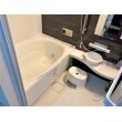 在来の浴室からユニットバスへリフォームし暖かい浴室になりました。
下がり天井の形状を活かし、浴室の入り口の場所をずらして湯船の場所を変更しました。
