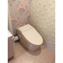 トイレの空間が狭かったので、タンクレスですっきりしたトイレ空間になりました。
好きな花柄の壁紙とエコカラットで気分の上がるトイレになりました。