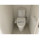白を基調としたシンプルなトイレで清潔感のある空間になりました。