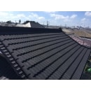 ガルバリウム鋼板に天然石を塗した耐久性にも意匠性にも優れた屋根材です。