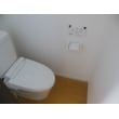 シャワートイレの操作は、便器脇ではなく壁リモコンなので便利です。