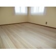 桐の床板は空気が多く含まれている為、調湿作用があると同時にとてもあたたかいのが特徴です。