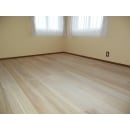 桐の床板は空気が多く含まれている為、調湿作用があると同時にとてもあたたかいのが特徴です。