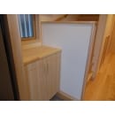 赤松の玄関収納、棚板は桐材を使用しています。　桐には消臭効果もありますので下駄箱に使用するのは良いですね。