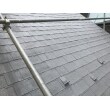 アスファルトシングルの屋根は素材の目が粗いので汚れが付きやすい屋根です。なので洗浄を丁寧に行いホコリやコケなどを洗い流しました。3回塗りを行ってキレイに仕上がりました。