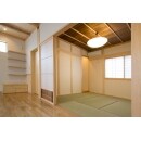 リビングの隣にある和室は、普段は引き戸を開けておいて休憩する場所や昼寝をする場所としても利用できる空間になっています。