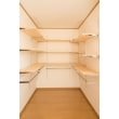 2階寝室に隣接するウォークインクローゼットは約5帖ほどの広さがあり、収納量がたっぷりあります。
稼働式の棚となっており収納するものに合わせて自由に変更することができます。