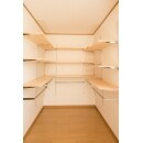 2階寝室に隣接するウォークインクローゼットは約5帖ほどの広さがあり、収納量がたっぷりあります。
稼働式の棚となっており収納するものに合わせて自由に変更することができます。