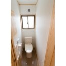 白を基調とし、明るく清潔感のあるトイレに。床面の一部をタイル貼りにし、掃除がしやすくなっています。