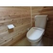 便器はＬＩＸＩＬ製のｃｗ－ｋｂ２１シャワートイレを採用しました。壁は無垢の杉板で仕上げました。調湿性や匂いの軽減の効果もあるのでトイレに最適です。