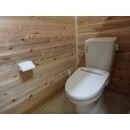 便器はＬＩＸＩＬ製のｃｗ－ｋｂ２１シャワートイレを採用しました。壁は無垢の杉板で仕上げました。調湿性や匂いの軽減の効果もあるのでトイレに最適です。