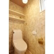 2階のトイレは柄クロスでクラシックな雰囲気に。トイレ小物はゴールドで統一してイメージを合わせました。