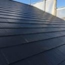 太陽光線や風雨、雪などの自然現象から屋根を守るルーフペイントには、特に耐久性の高い樹脂を原料に使用します。樹脂の種類によって使う材質や性能も異なるため、長期的な保護にはフッ素タイプ、臭気などの環境配慮には水性など、用途や条件に合った塗料を選択することが大切です。