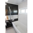 浴室はスッキリとモダンなタイプ。横長のミラーは浴室内を広く見せるのに効果的。