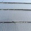 屋根には、洗浄後タスペーサーを入れて縁を切っています。
縁を切る工程は、塗装工事において大事な作業です。
