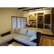 壁に設置された造作の棚、仏壇のスペース、そして収納と、デザインと機能性が両立した畳スペース。天井部の梁が、日本家屋の風情を感じさせてくれる　